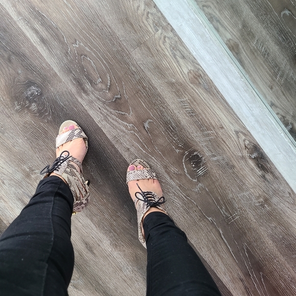 Report Signature strappy sandals. Size 6.4 - Picture 10 of 10